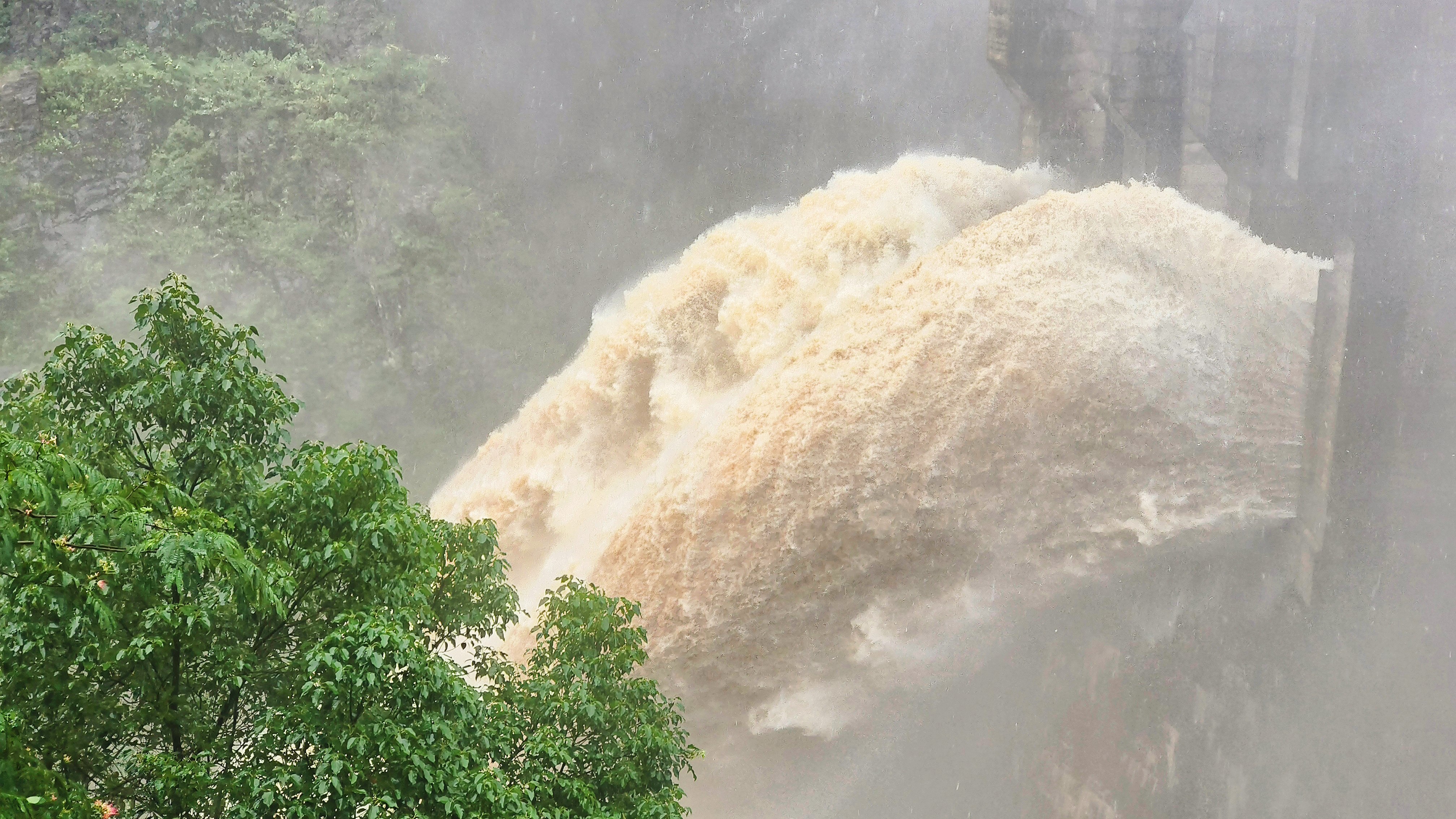 星空(中国)丨闻“汛”而动，筑牢防汛“安全墙”